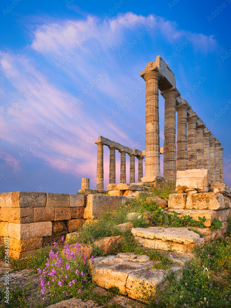 Obraz premium Evening light on stones and columns of temple of Poseidon in Greece