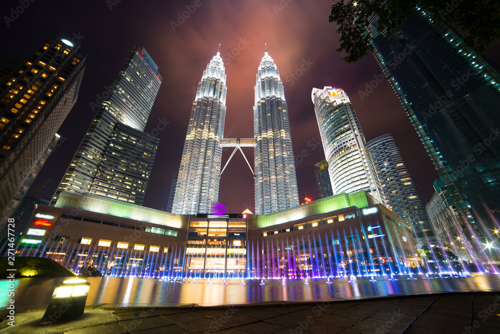 Naklejka premium Twin Towers night scene at Kuala Lumpur, Malaysia
