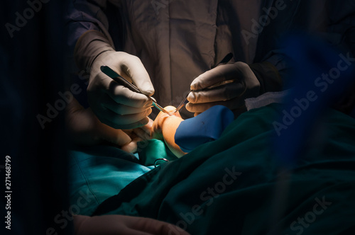 Manos de doctor cirujano en cirugía