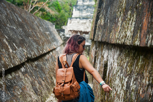 Mujer a traves de las pirámides del Tikal