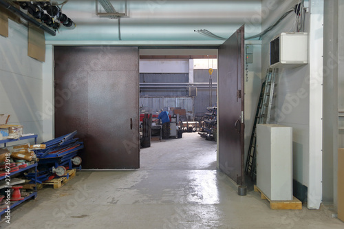 Tableau sur toile Long corridor in modern industrial production area