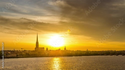 Timelapse Bordeaux Basilique St Michel coucher de soleil