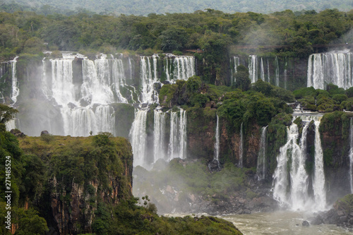 Cataratas de foz do igua  u na divisa do Brasil com a Argentina  metade em cada pais