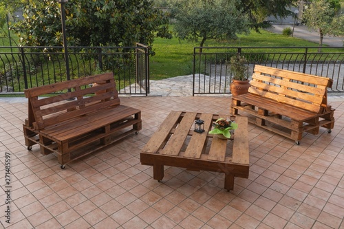 Panchine e tavolo in legno  sul patio photo