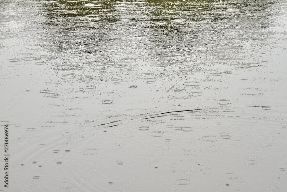 Auf einem Teich sind Kreise von Regentropfen zu sehen. Auf einem Teich sind Kreise von Regentropfen zu sehen.