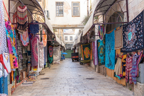The market for bedding, rugs, rugs in Jerusalem © Olegus