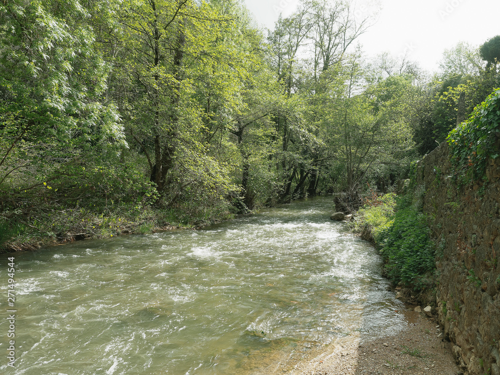 Provence-Alpes-Côte d'Azur. Le centre du village d'Entrecasteaux l'ancien Gué sur la Bresque
