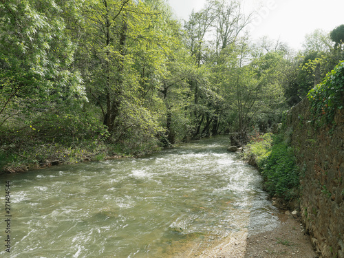 Provence-Alpes-Côte d'Azur. Le centre du village d'Entrecasteaux l'ancien Gué sur la Bresque photo