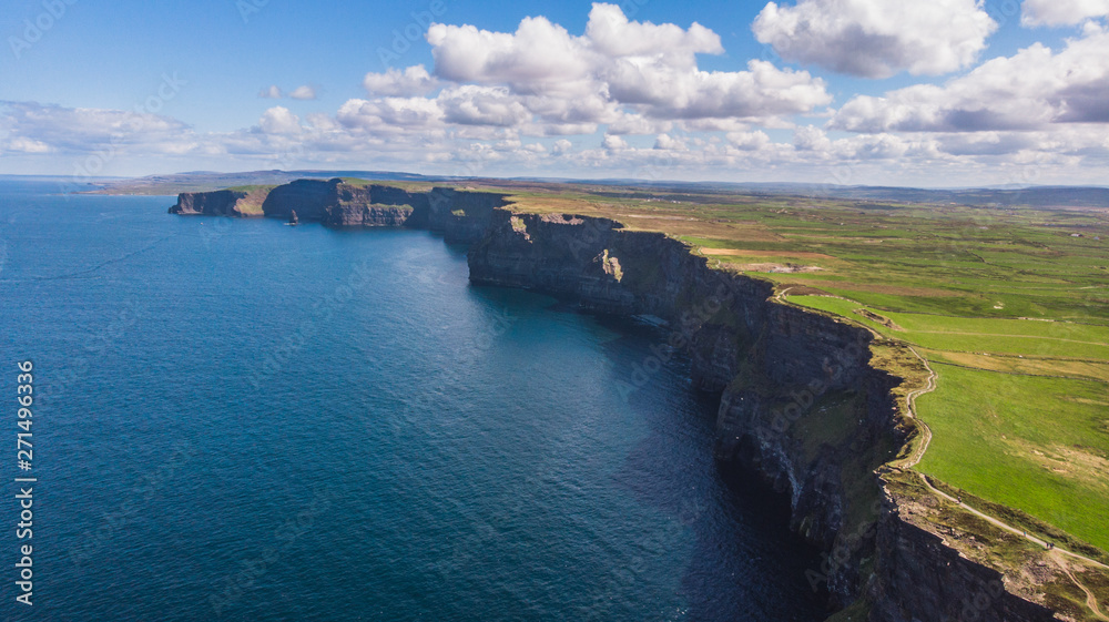 Obraz premium Aerial shot of the cliffs of moher