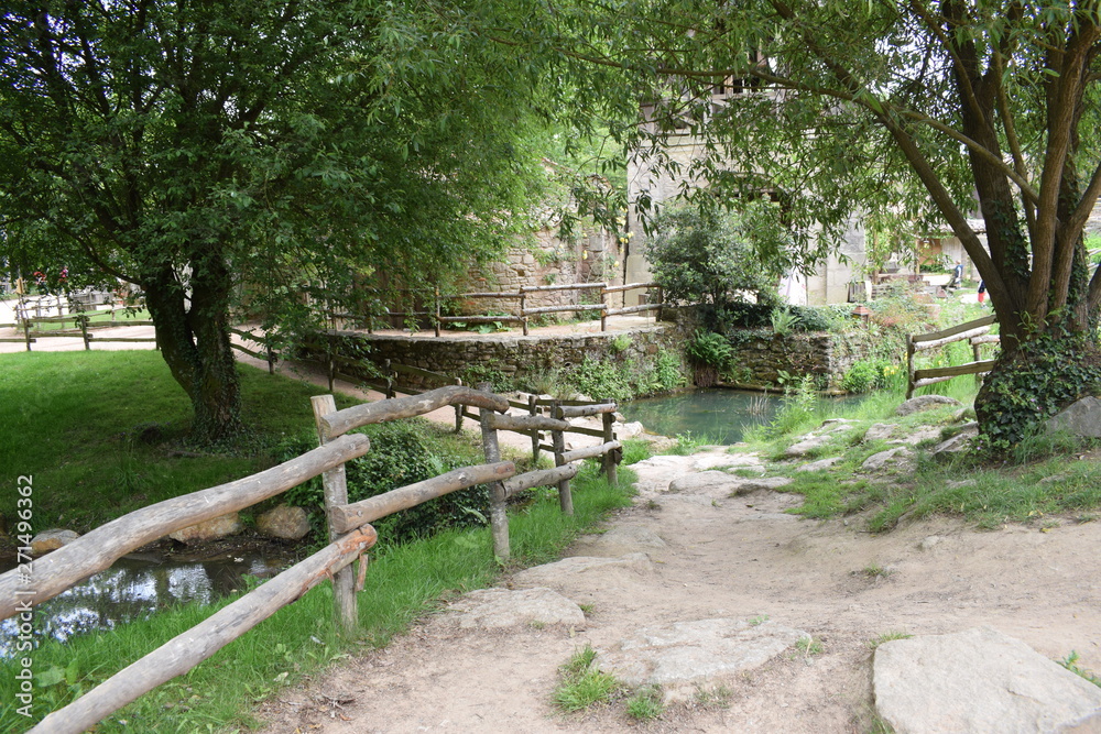 Chemin menant à un village pittoresque 