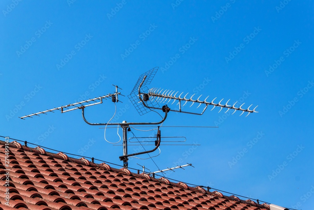 Foto Stock TV antenna on the roof of a house. Television broadcast. Old  antenna on the roof. | Adobe Stock