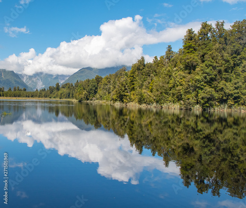 Fototapeta Naklejka Na Ścianę i Meble -  Beautiful Reflections on Lake Matheson