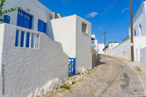 Fototapeta Naklejka Na Ścianę i Meble -  Street view of Adamas village with paved alleys and traditional cycladic architecture in Milos island in Cyclades, Greece