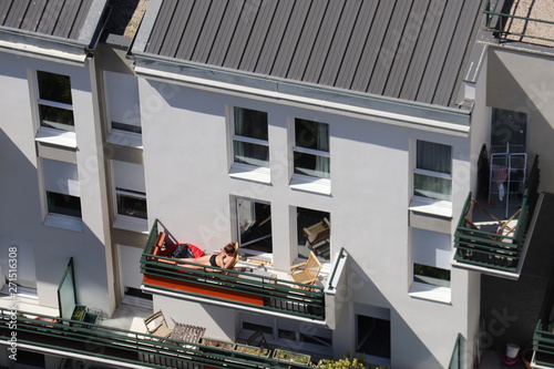 Jeune femme bronzant sur un balcon à Paris photo