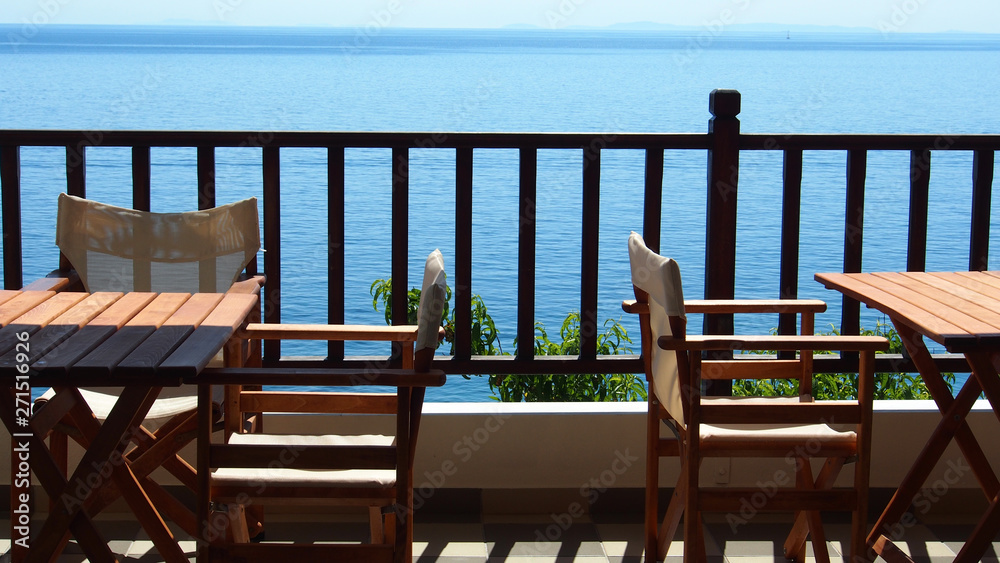 Leere Hotelterrasse mit Ausblick auf das Mittelmeer
