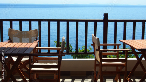 Leere Hotelterrasse mit Ausblick auf das Mittelmeer