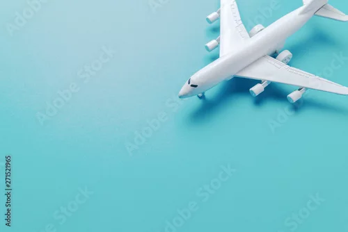 Obraz odrzutowy samolot podróży koncepcja, minimalistyczna sztuka na niebieskim tle.