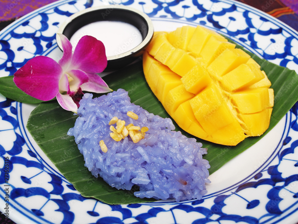 Mango sticky rice - popular traditional dessert of Thailand 