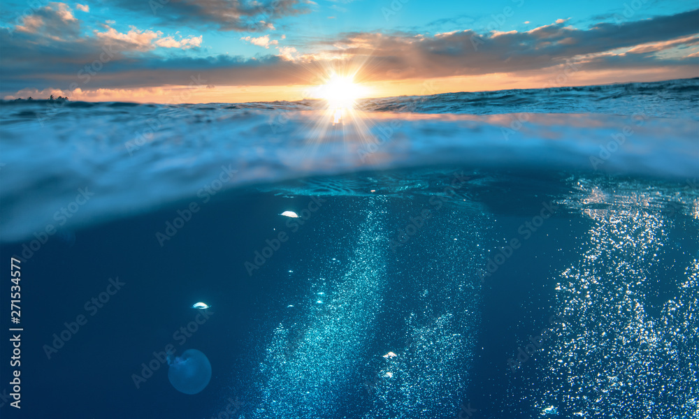 Tło wody, piękne tropikalne morze, podwodny widok z zachodem słońca na panoramie <span>plik: #271534577 | autor: willyam</span>