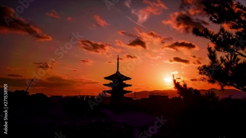 日本、京都、祇園、八坂の塔の夕暮れと京都タワーのライトアップ、夕日の絶景と風景