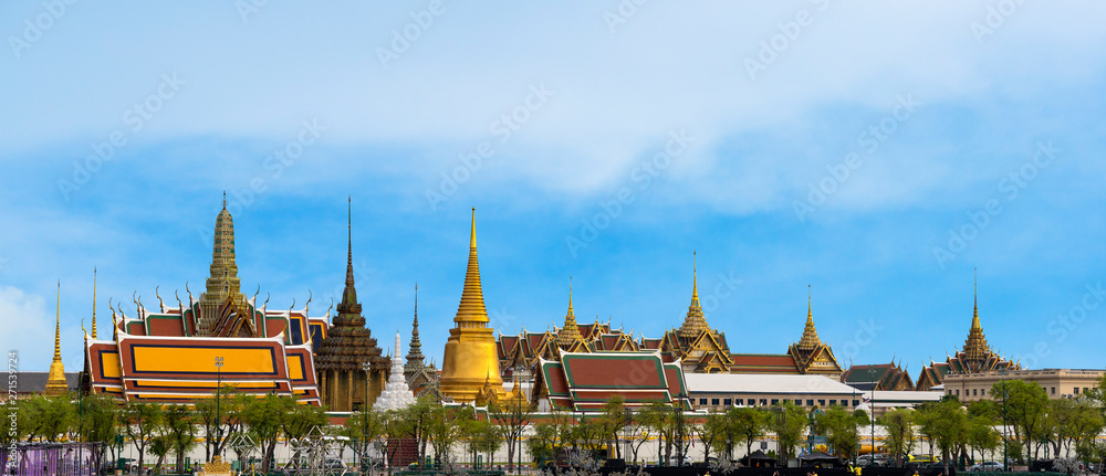 Naklejka premium Wat pra kaew, Grand Palace Temple of the Emerald Buddha pełna oficjalna nazwa Wat Phra Si Rattana Satsadaram to cel podróży w Bangkoku w Tajlandii na pięknym tle nieba z wycinaną łatą