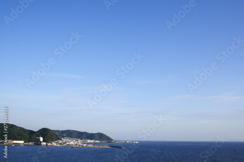 三浦半島と葉山マリーナ 海と山と青空