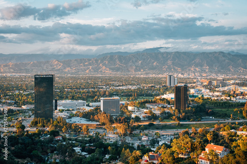 Obraz na płótnie Cityscape view of the San Fernando Valley from Universal City Overlook on Mulholland Drive in Los Angeles, California w salonie