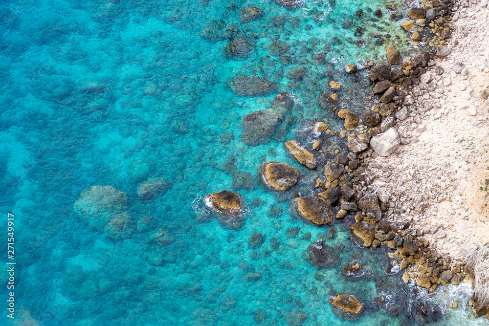 Eau de la mer Ionienne turquoise sur la côte en Grèce