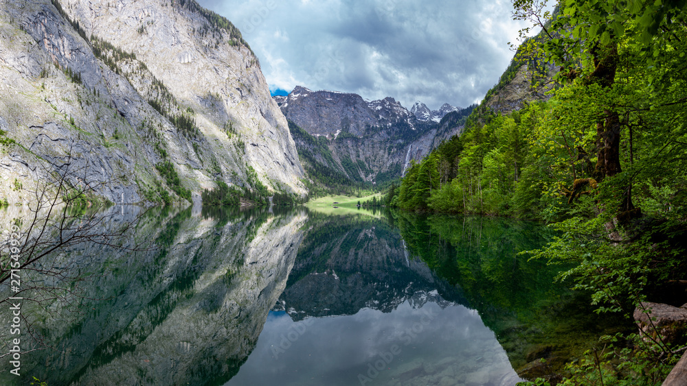 Spiegelung der Landschaft im Obersee beim Königssee Spiegelung der Landschaft im Obersee beim Königssee