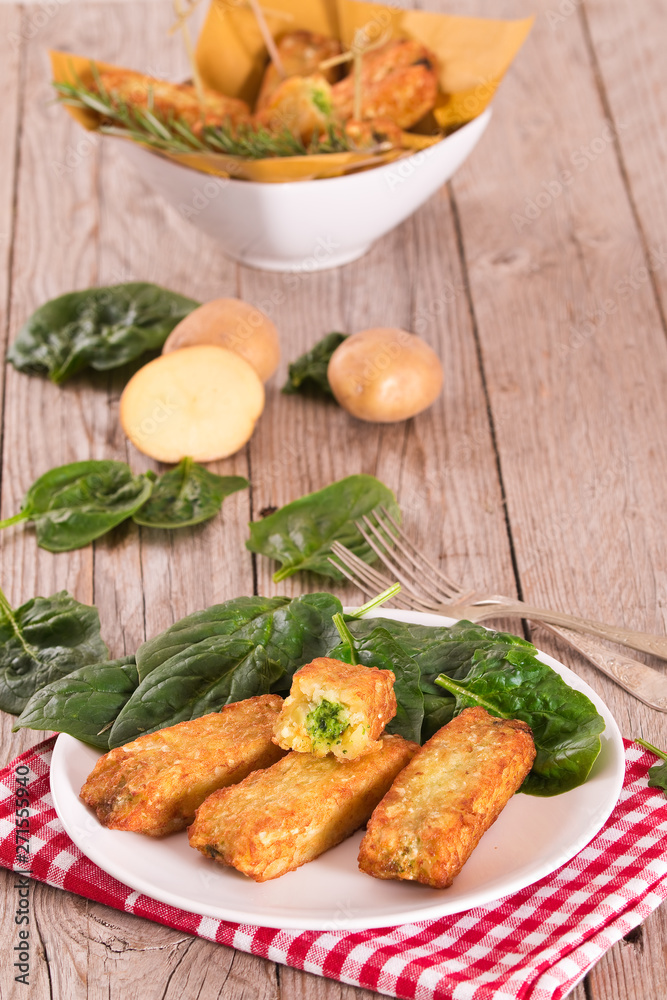 Potato croquettes with spinach and mozzarella. 