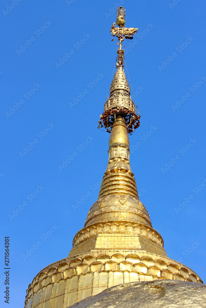 Fototapeta premium Kyaiktiyo pagoda or Golden rock pagoda Most sacred and famous tourist attraction in Mon state, Myanmar