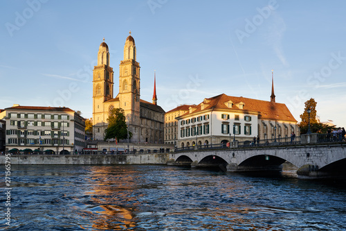 Zürich Grossmünster, Helmhaus und Wasserkirche in der Abendsonne, Wasserspiegelung in der Limmat