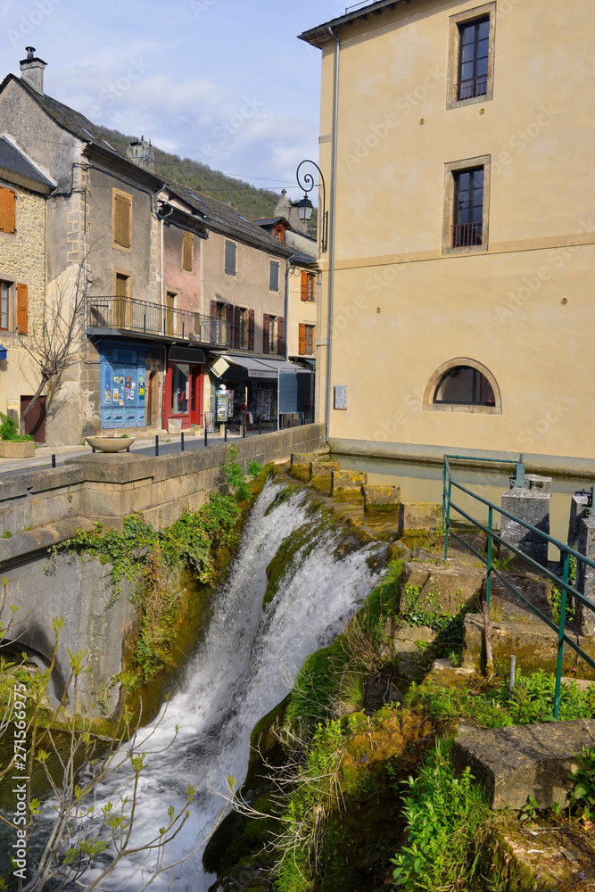 Vue sur la rue du pêcher et sa cascade  à Florac-Trois-Rivières (48400), département de la Lozère en région Occitanie, France	