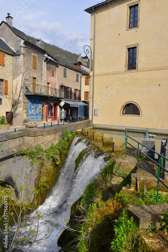 Vue sur la rue du pêcher et sa cascade à Florac-Trois-Rivières (48400), département de la Lozère en région Occitanie, France 