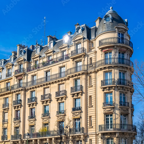     Paris, beautiful building, typical parisian facade boulevard Pereire  © Pascale Gueret