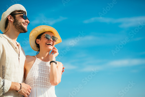 Foto Young beautiful tourist couple enjoying summer holiday on the seaside