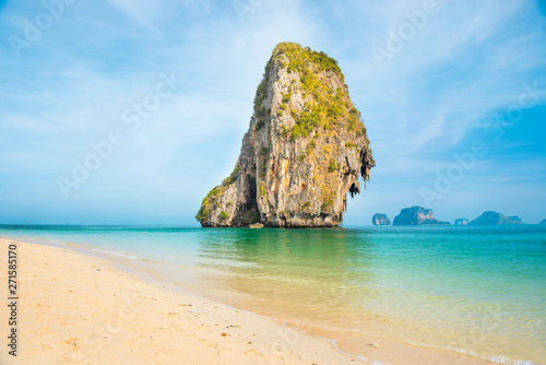 Thailand landscape with tropical sea near sand beach and rock island on foreground and at horizon © Pavlo Vakhrushev