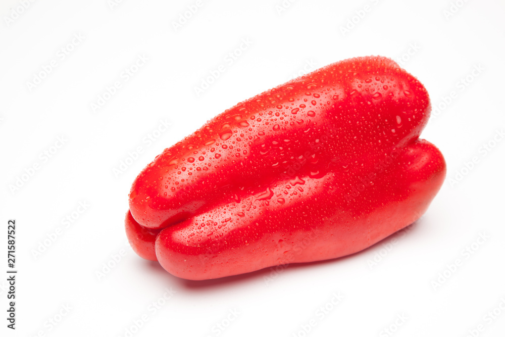 Pimiento rojo sobre fondo rojo con gotas de agua que denotan frescor. Pimiento rojo sobre fondo rojo con gotas de agua que denotan frescor.