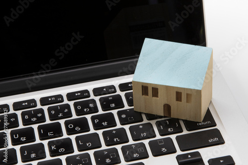 ノートパソコンと家