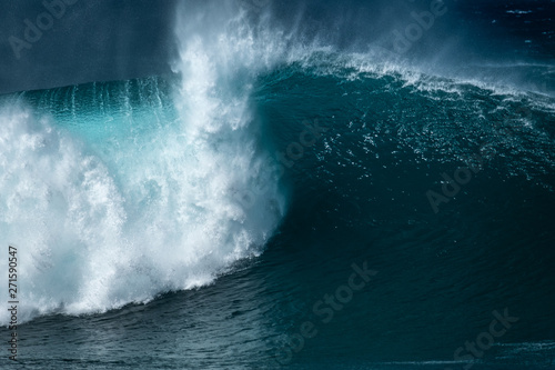 Powerfull wave of the Banzai Pipeline surf spot located on the North Shore of Oahu, Hawaii