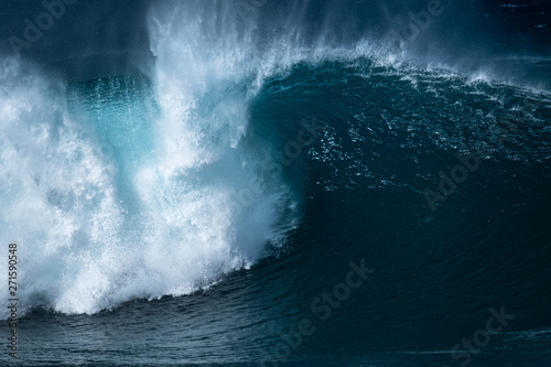 Powerfull wave of the Banzai Pipeline surf spot located on the North Shore of Oahu, Hawaii