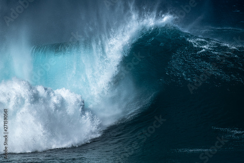 Powerfull wave of the Banzai Pipeline surf spot located on the North Shore of Oahu, Hawaii