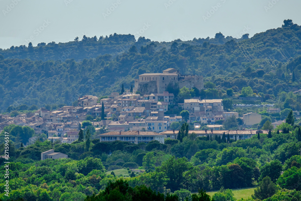 Vue panoramique sur le village Gréoux-les-Bains, Provence, France. 