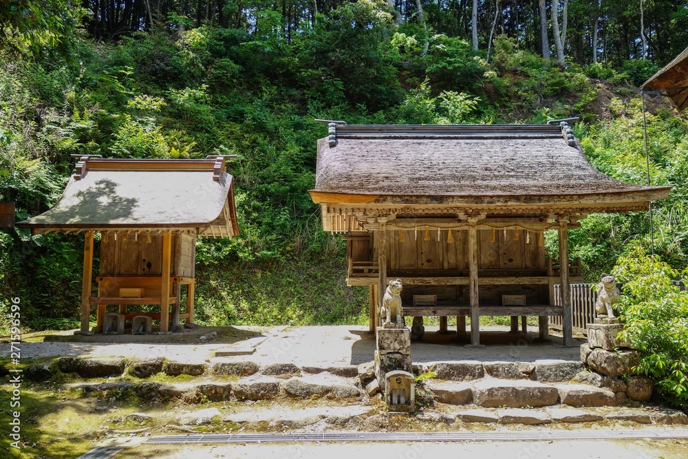 島根県松江市にある神魂神社境内の向かって左にある貴布禰神社(左)と稲荷神社(右)