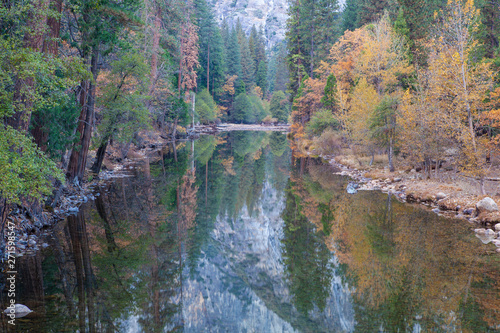 Fototapeta Naklejka Na Ścianę i Meble -  autumn in yosemite valley, california