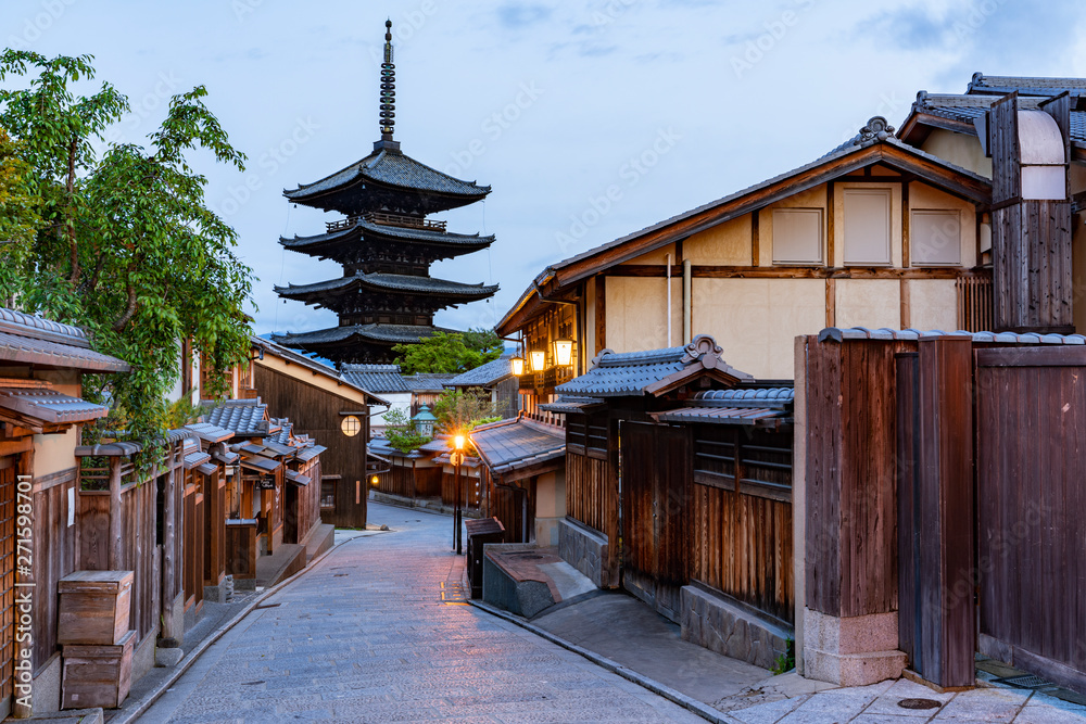 Naklejka premium [Kioto] Podejście do świątyni Higashiyama Kiyomizu