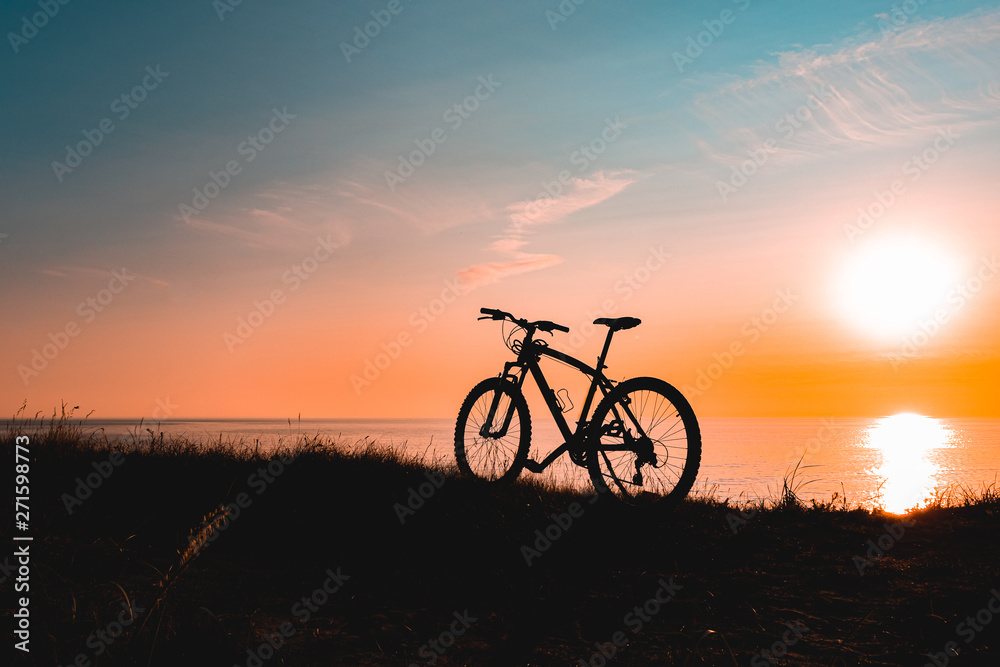Obraz premium silhouette of a bicycle at sunset. bike without a man.