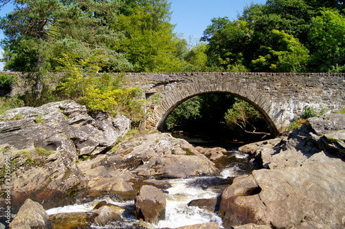 Alte Steinbrücke neben den Falls of Dochart in Killin, Schottland