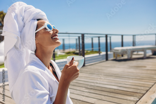 Φωτογραφία Woman at poolside having coffee after a swim