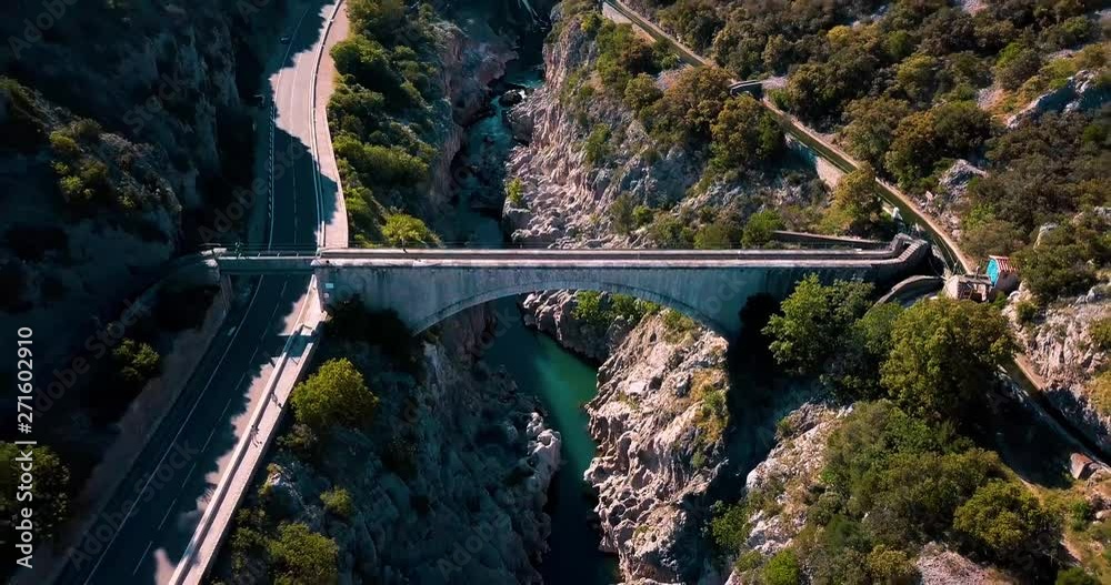 Pont dans les montagne 4K